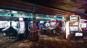 Infintybet အက်ပ်တွင် Live Casino နှင့် Slots ဂိမ်းများ ကစားနေသောပုံ
