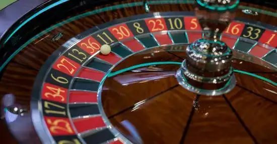 Infintybet Esports နှင့် Sports Betting မိုဘိုင်းဂိမ်းကစားနေသောပုံ